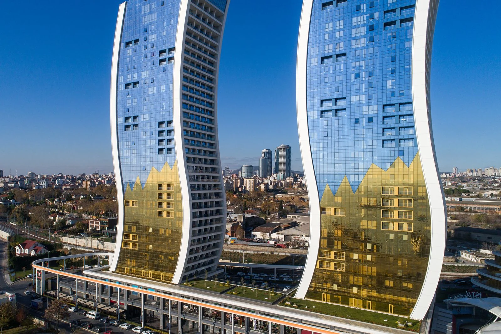 İstanbul merkez ofisinin bulunduğu İstmarina kuleleri